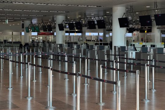 Leerer Check-In-Schalter am Flughafen