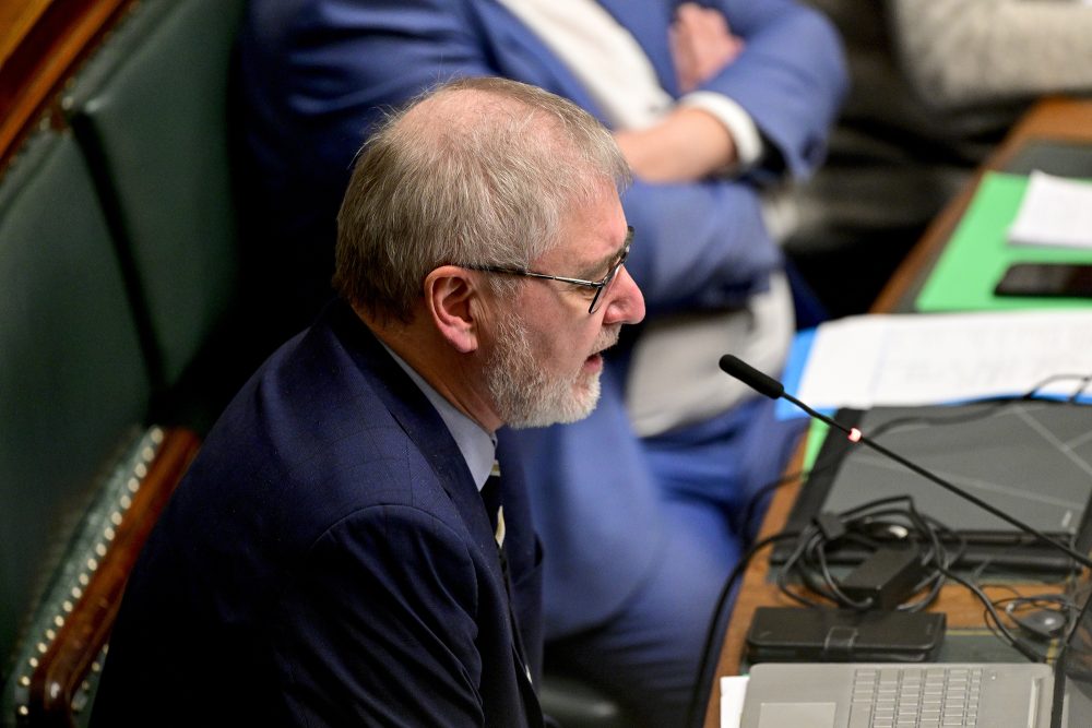 Lode Vereeck vom Vlaams Belang während der Haushaltsdebatte in der Kammer, er sitzt auf seinem Platz und spricht in ein Mikrofon