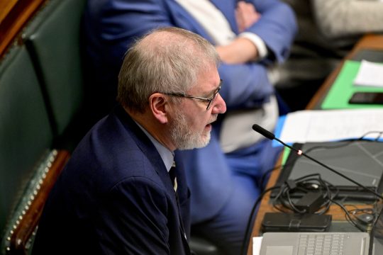 Lode Vereeck vom Vlaams Belang während der Haushaltsdebatte in der Kammer, er sitzt auf seinem Platz und spricht in ein Mikrofon