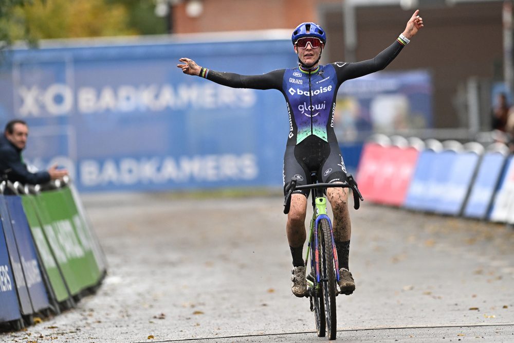Lucinda Brand reckt im Ziel die Arme in die Höhe und jubelt