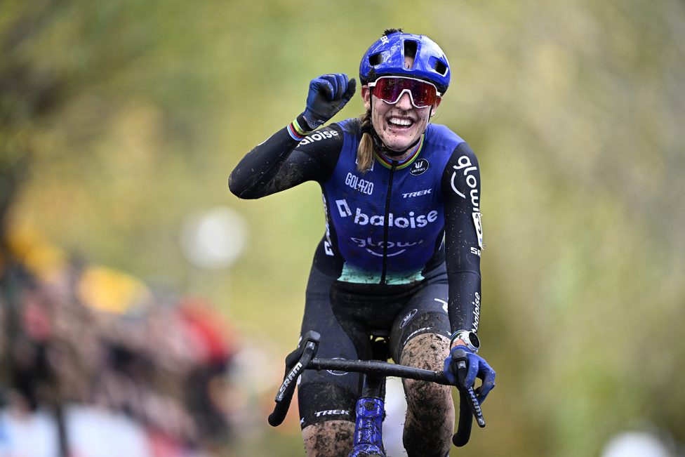 Lucinda Brand fährt über die Ziellinie und gewinnt den Koppenbergcross