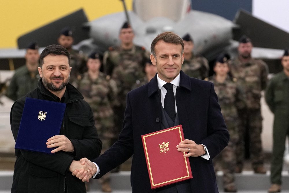 Der ukrainische Präsident Selenskyj und der französische Prâsident Macron nach der Unterzeichnung eines Vertrags über Rüstungsgeschäfte