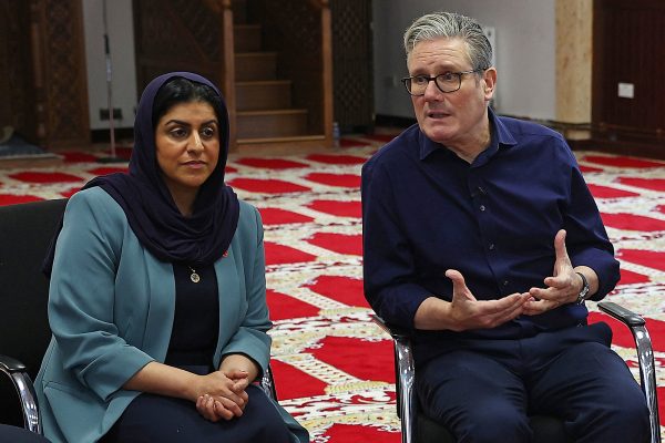 Innenministerin Shabana Mahmood während des Besuchs einer Moschee mit Premierminister Starmer