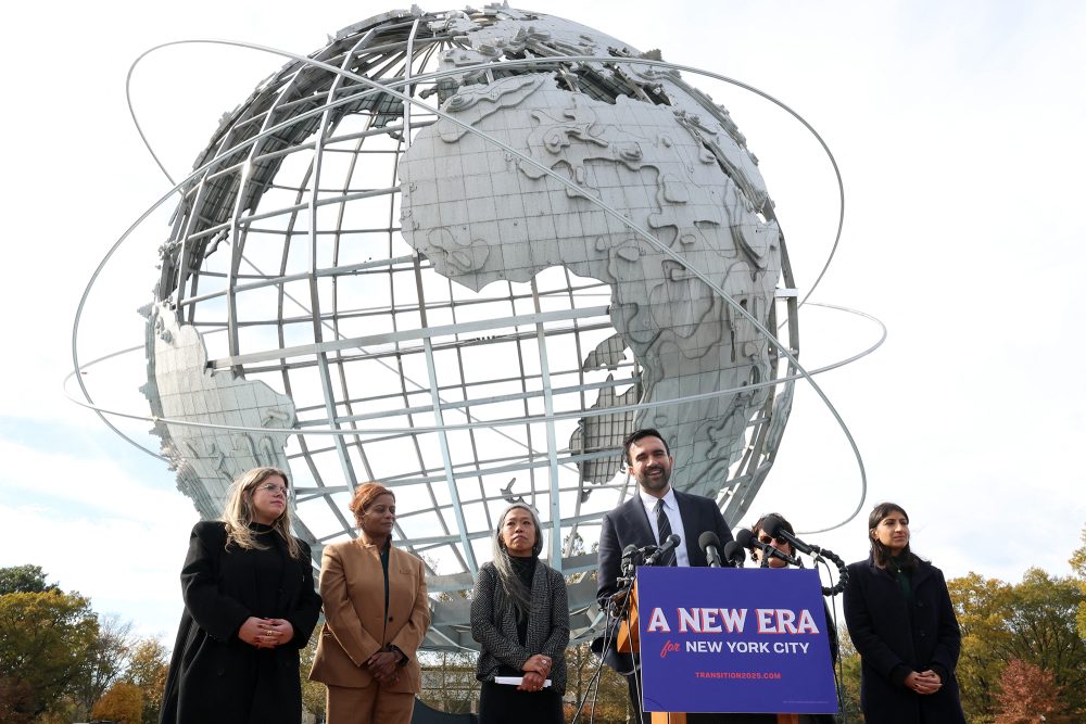 Der gewählte New Yorker Bürgermeister Mamdani mit dem Team, das ihn beim Übergang unterstützen soll