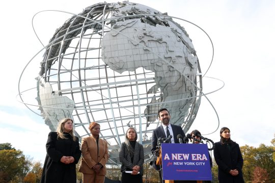 Der gewählte New Yorker Bürgermeister Mamdani mit dem Team, das ihn beim Übergang unterstützen soll