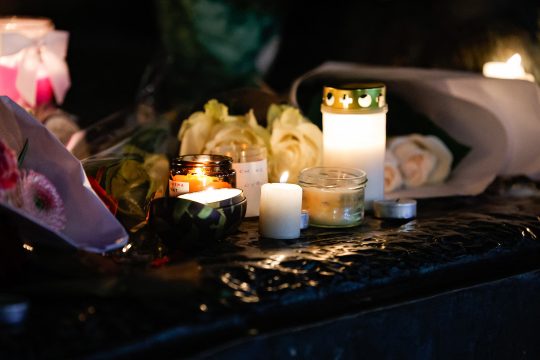 Blumen und Kerzen an in Gedenken an die Opfer der Terroranschläge in Paris vom 13.11.2015