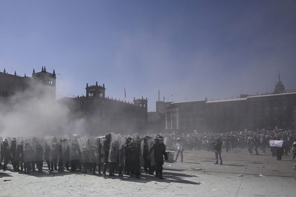 Auf dem Zocalo-Platz in Mexiko-Stadt kam es zu gewaltsamen Auseinandersetzungen zwischen Demonstranten und der Polizei