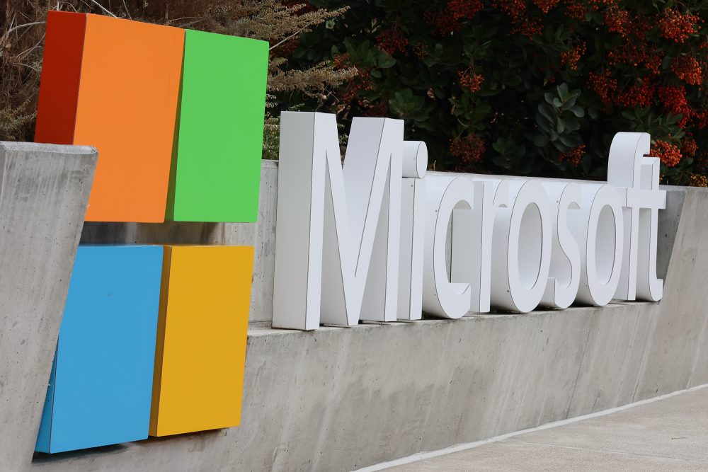 Microsoft-Schriftzug und Microsoft-Logo-Symbol als Skulpturen am Firmensitz in den USA