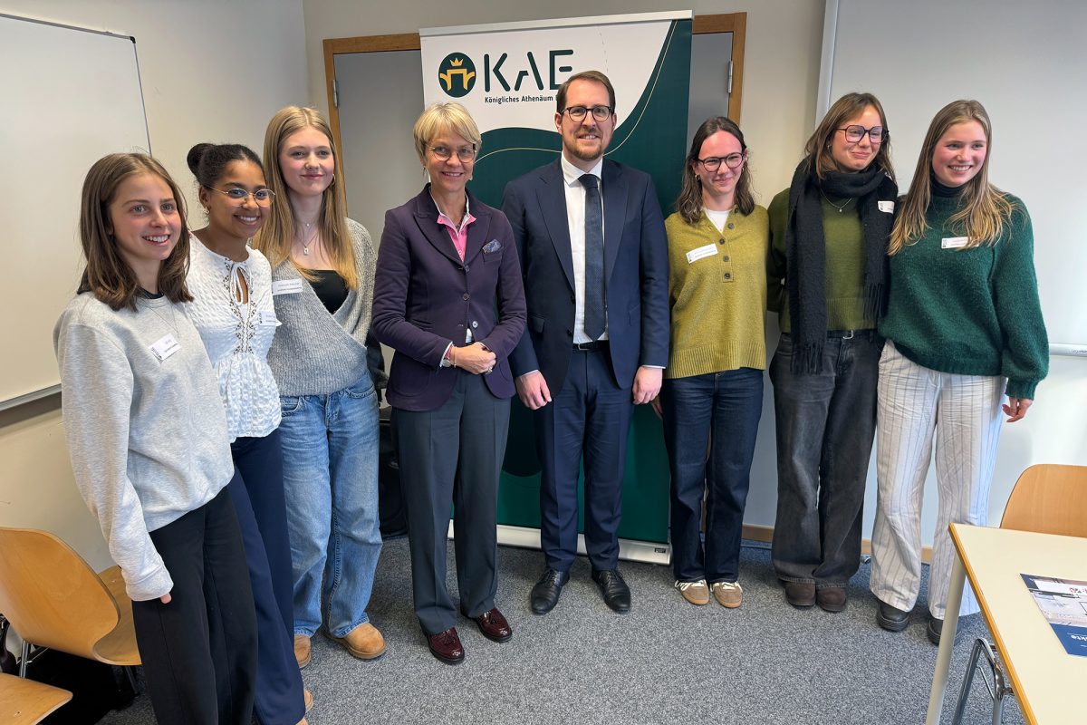 DG-Bildungsminister Jérôme Franssen und NRW-Ministerin Dorothee Feller (l.) mit Abiturienten des KAE