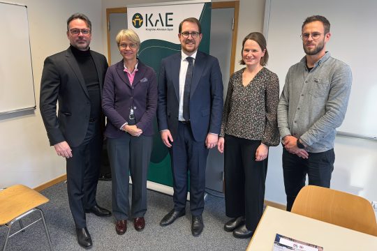 NRW-Ministerin Dorothee Feller, DG-Bildungsminister Jérôme Franssen mit KAE-Schulleitung