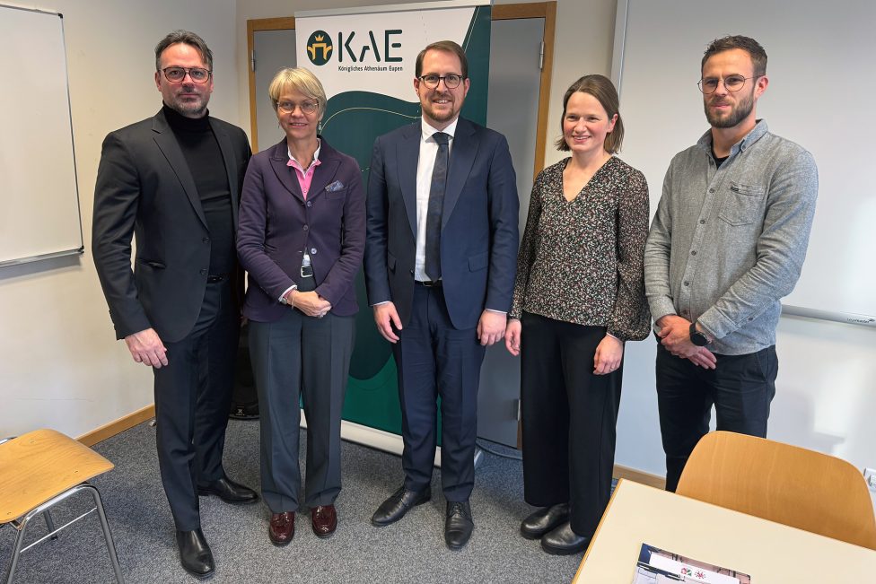 NRW-Ministerin Dorothee Feller, DG-Bildungsminister Jérôme Franssen mit KAE-Schulleitung