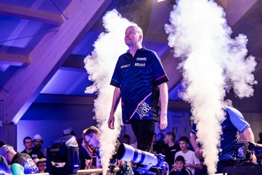 Eine lebende Legende betritt die Bühne: der fünffache Weltmeister Raymond van Barneveld