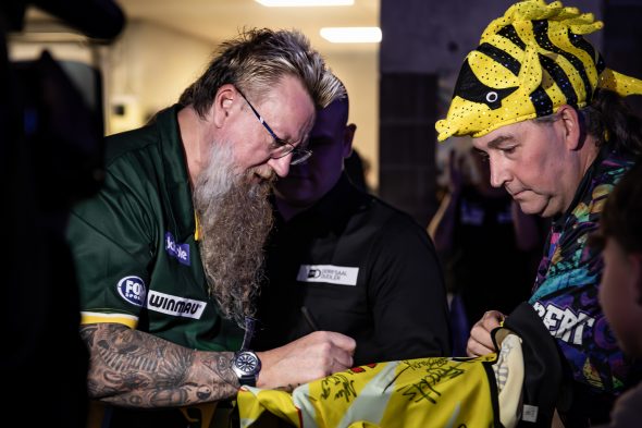Auch Simon Whitlock ging auf Tuchfühlung mit den ostbelgischen Dart-Fans