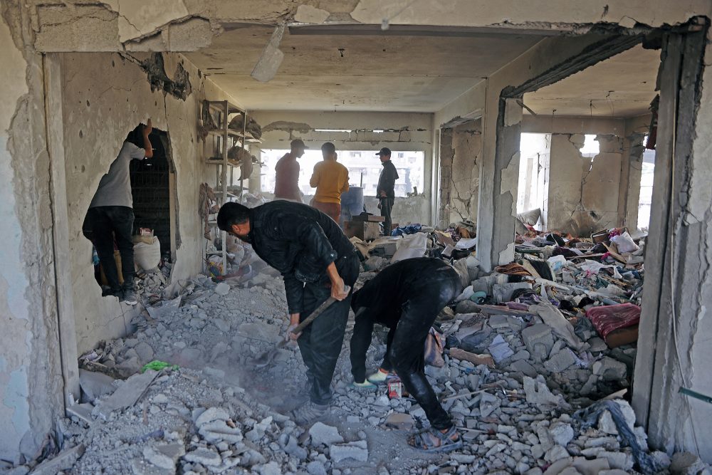 Palästinenser schaufeln Schutt