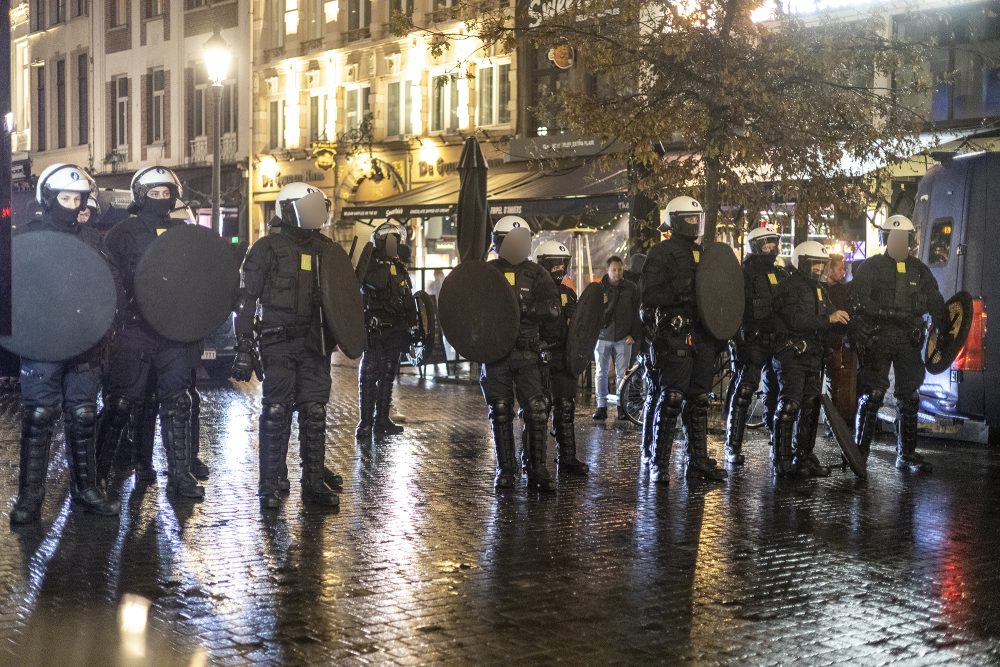 Polizisten sperren das Zentrum von Antwerpen