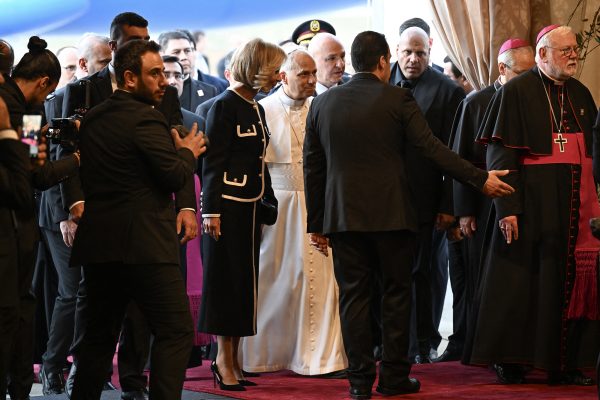 Papst Leo XIV. wird am Beiruter Flughafen von Präsident Joseph Aoun und First Lady Nehmat Nehme begrüßt