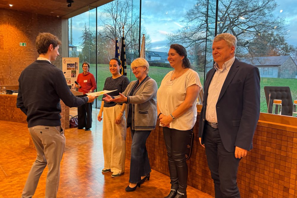 PDG-Präsidentin Patricia Creutz nimmt die Empfehlungen der Bürgerversammlung entgegen