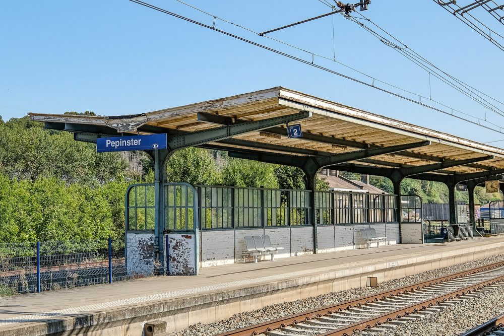 Bahnhof in Pepinster, im Vordergrund die Gleise, dahinter der Bahnsteig