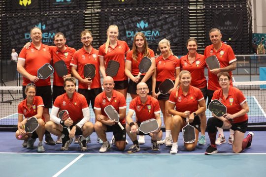 Das belgische Pickleball-Team posiert für ein Gruppenbild