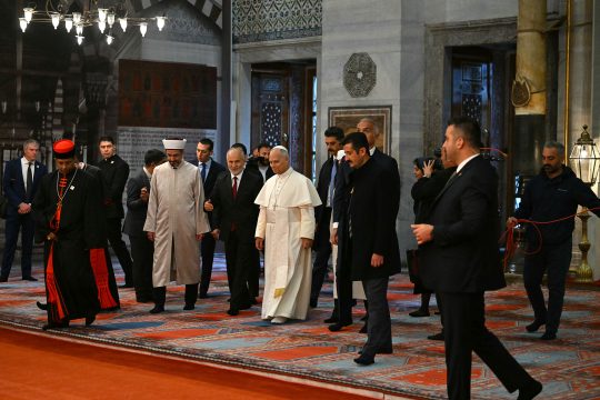 Ohne Schuhe: Papst Leo besichtigt die Blaue Moschee in Istanbul