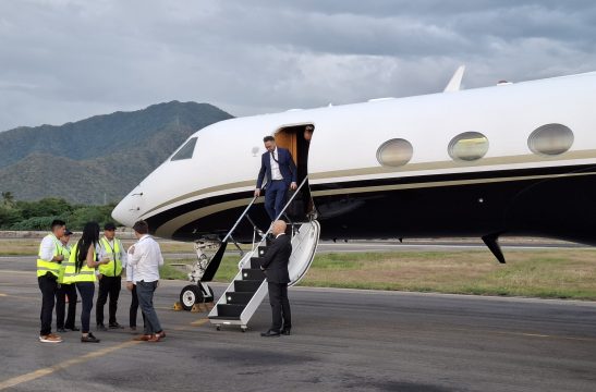 Außenminister Prévot bei seiner Ankunft auf dem Flugplatz von Santa Marta