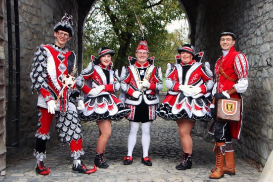 Das Prinzengespann posiert für ein Gruppenbild
