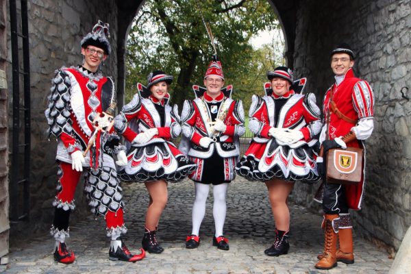 Das Prinzengespann posiert für ein Gruppenbild
