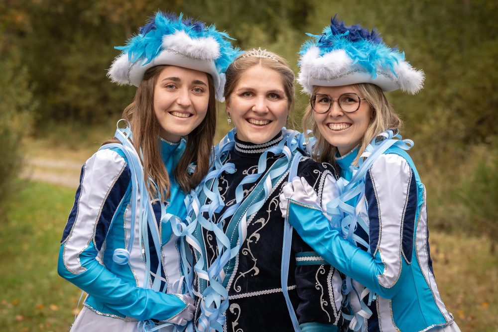 Die neue Weywertzer Narrenherrscherin Elisa I. mit ihren Pagen Viki und Elena