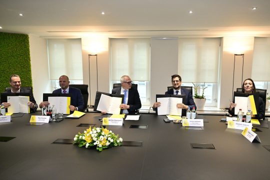 Oliver Paasch, Verteidigungsminister Theo Francken, Matthias Diependaele, Adrien Dolimont und Élisabeth Degryse mit dem unterschriebenen Dokument