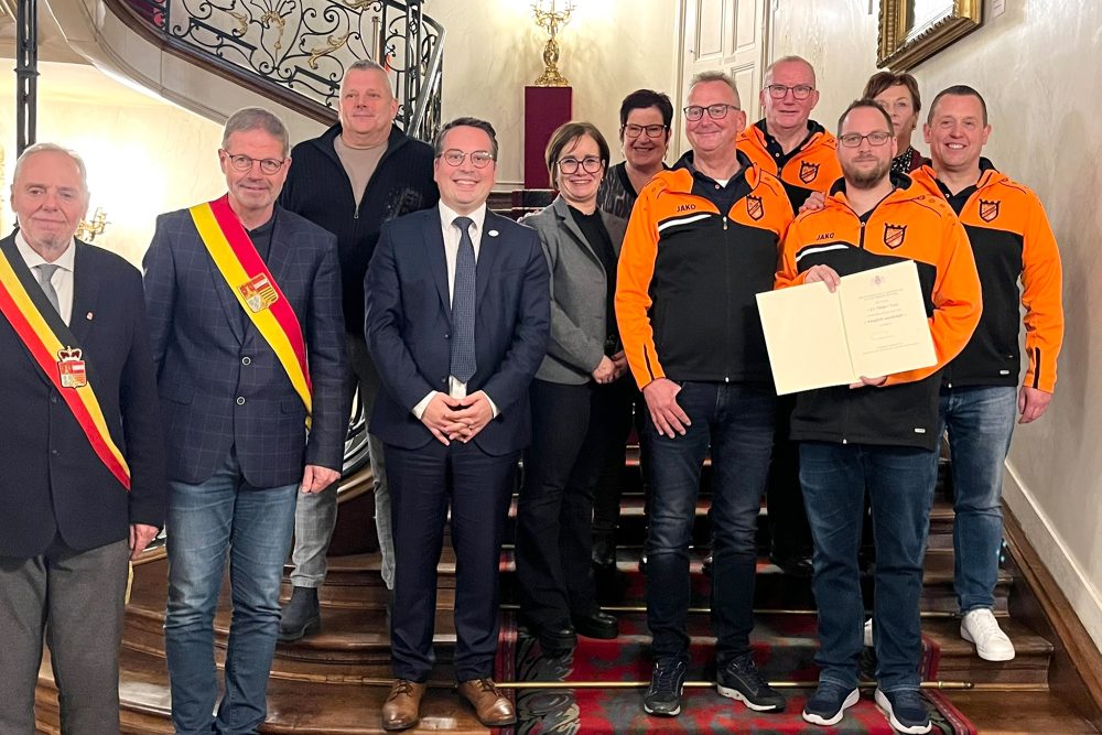 Der FC Tanja darf sich jetzt "königlich" nennen und wird RFC Tanja - Zeremonie im Provinzpalast in Lüttich