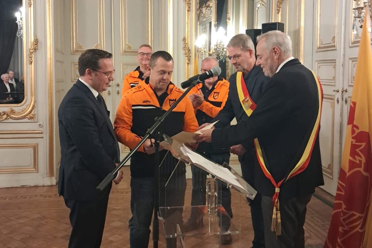 Der FC Tanja darf sich jetzt "königlich" nennen und wird RFC Tanja - Zeremonie im Provinzpalast in Lüttich