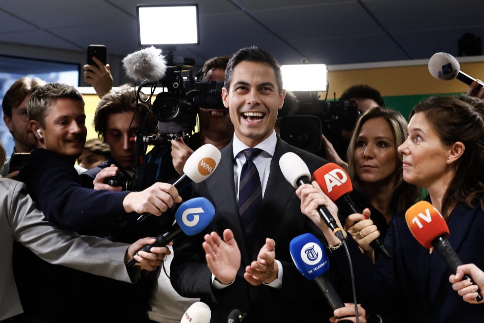 D66-Spitzenkandidat lächelt nach seinem Wahlsieg vor Reportermikros