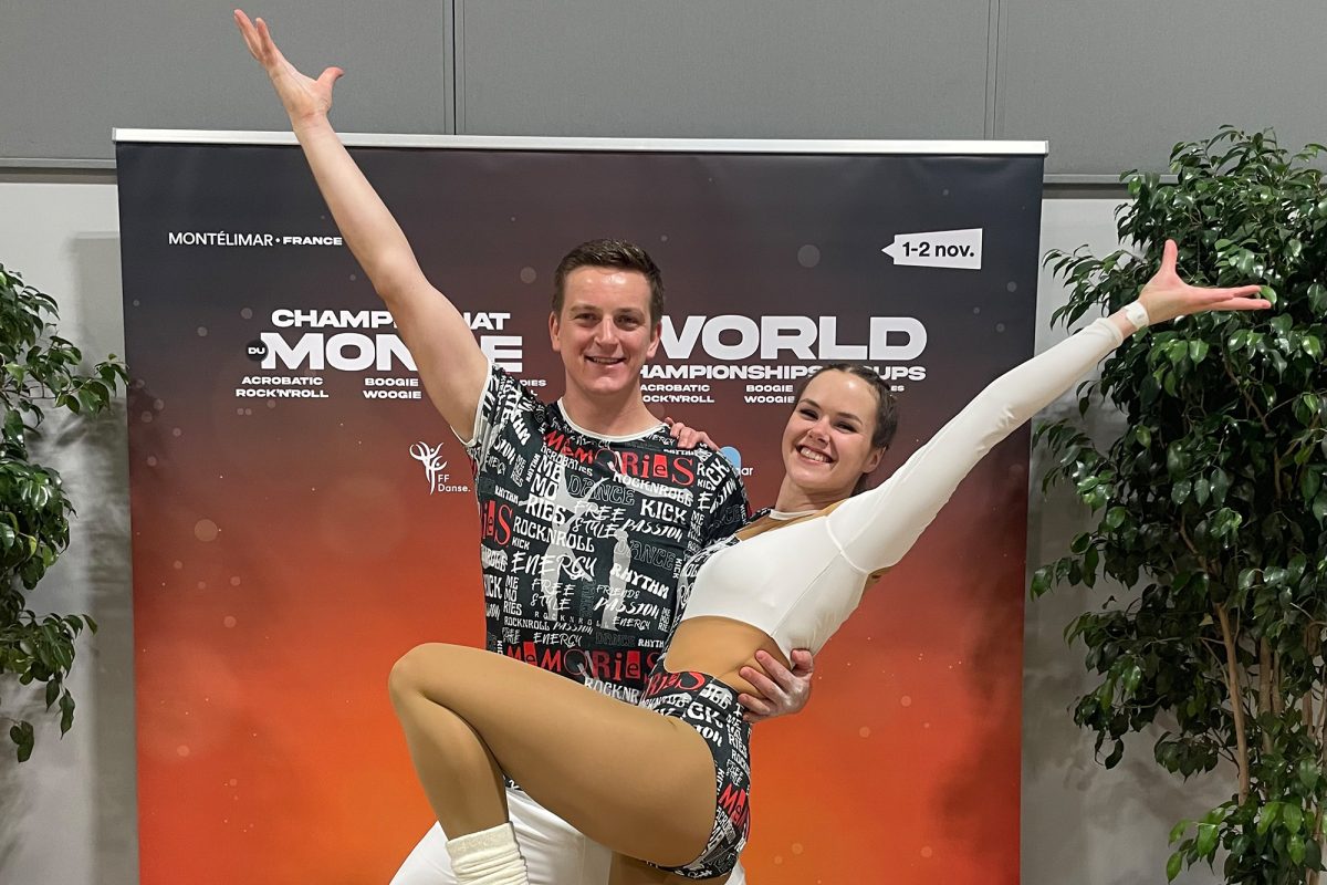 Benedikt Andres und Marie Peters posieren fürs Foto