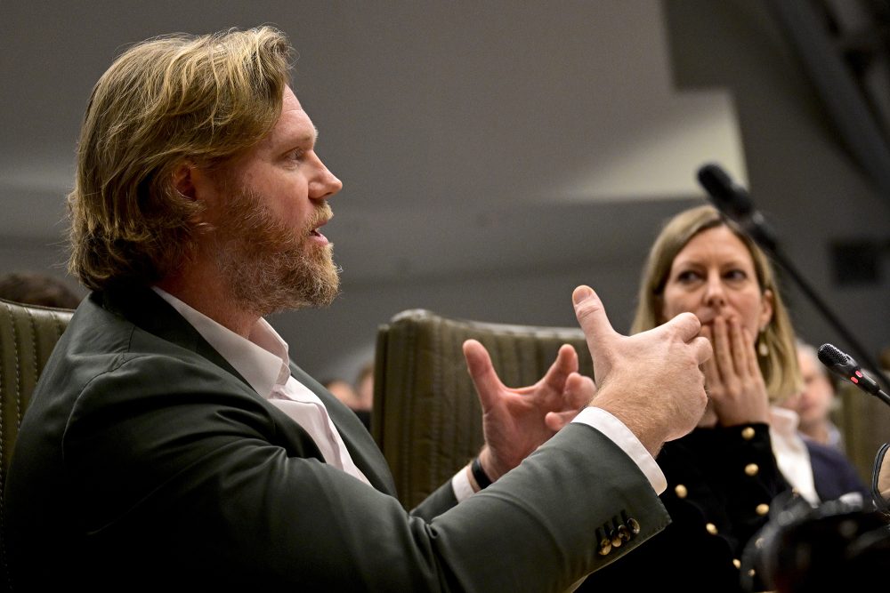 Rutger Smith vor dem Sportausschuss des flämischen Parlaments
