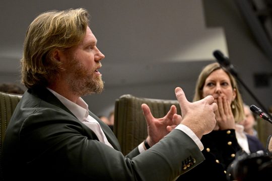 Rutger Smith vor dem Sportausschuss des flämischen Parlaments