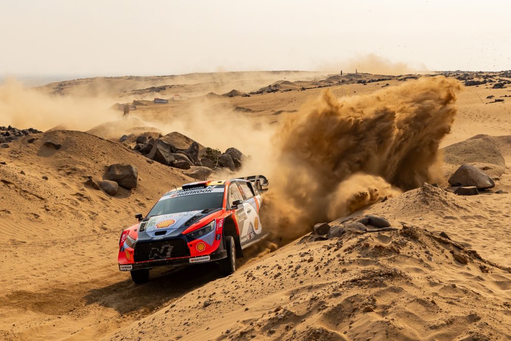 Adrien Fourmaux im Hyundai bei der Rallye Saudi-Arabien, der Sand spritzt hoch