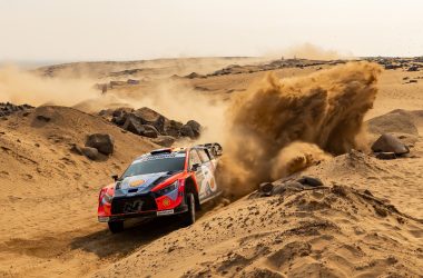 Adrien Fourmaux im Hyundai bei der Rallye Saudi-Arabien, der Sand spritzt hoch
