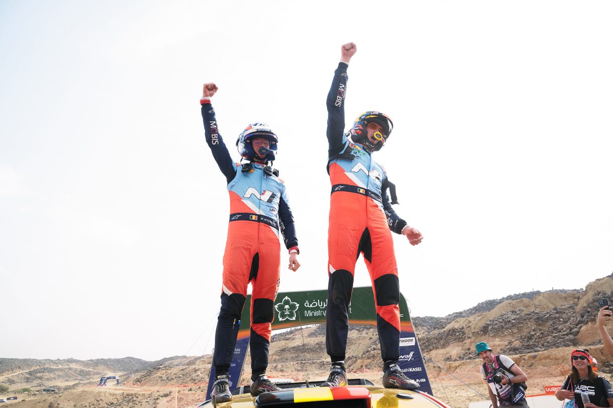 Thierry Neuville und Martijn Wydaeghe bejubeln den Sieg