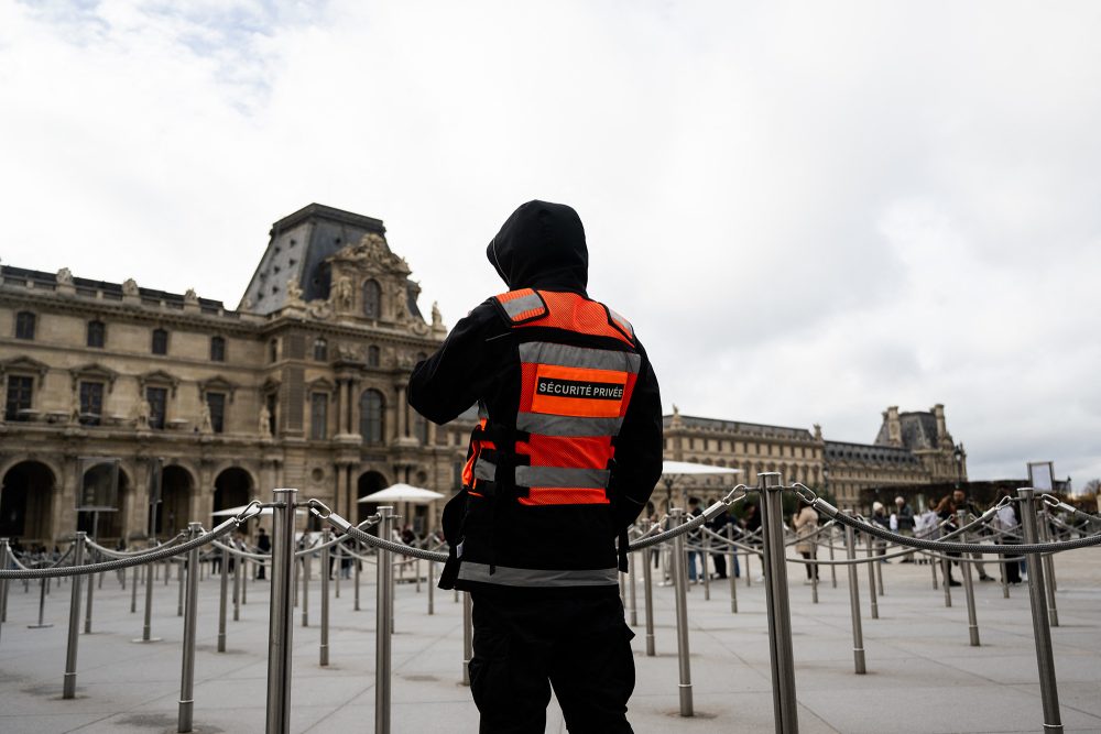 Security vor dem Louvre in Paris
