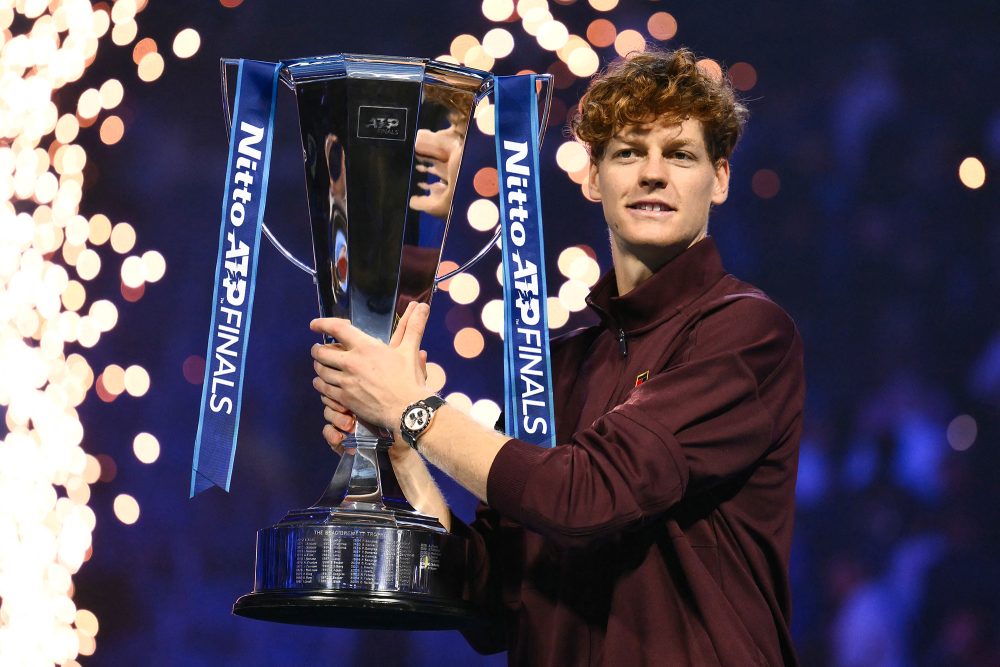 Jannik Sinner mit dem Siegerpokal der ATP Finals