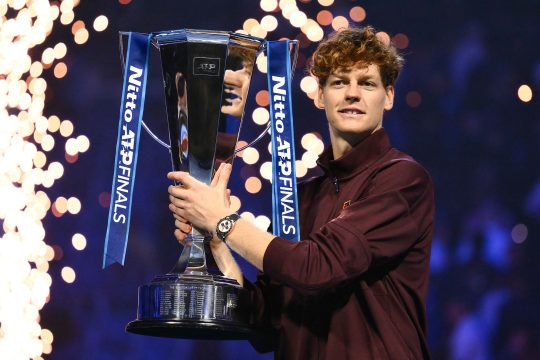 Jannik Sinner mit dem Siegerpokal der ATP Finals
