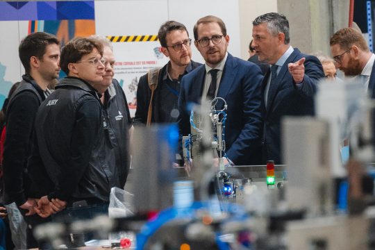 DG-Minister Franssen und EU-Parlamentarier Arimont inmitten der Teilnehmer des Startech's Days