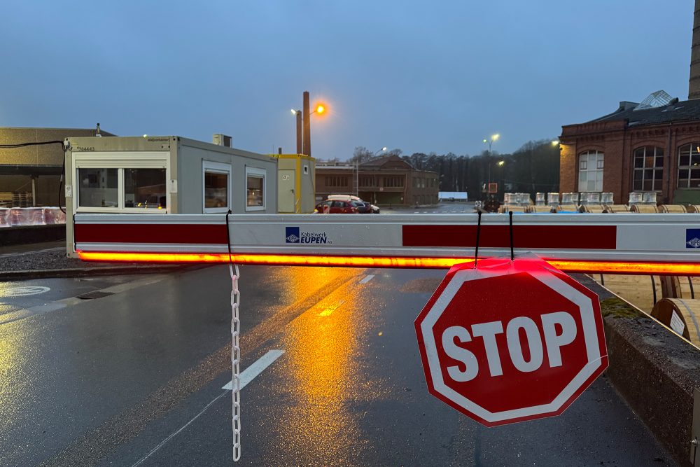 Geschlossene Schranke mit Stop-Schild am Kabelwerk