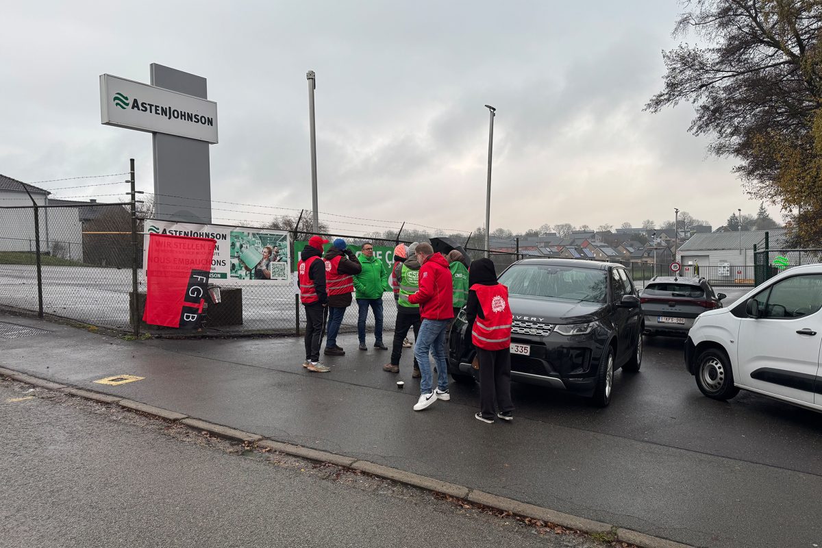 Streikposten vor der Niederlassung von Asten Johnson in Kettenis