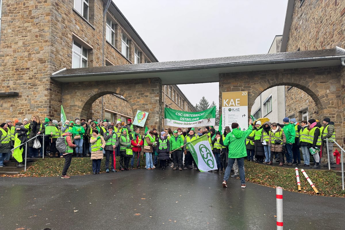 Streikende Lehrer vor dem Eingangstor des Königlichen Athenäums Eupen