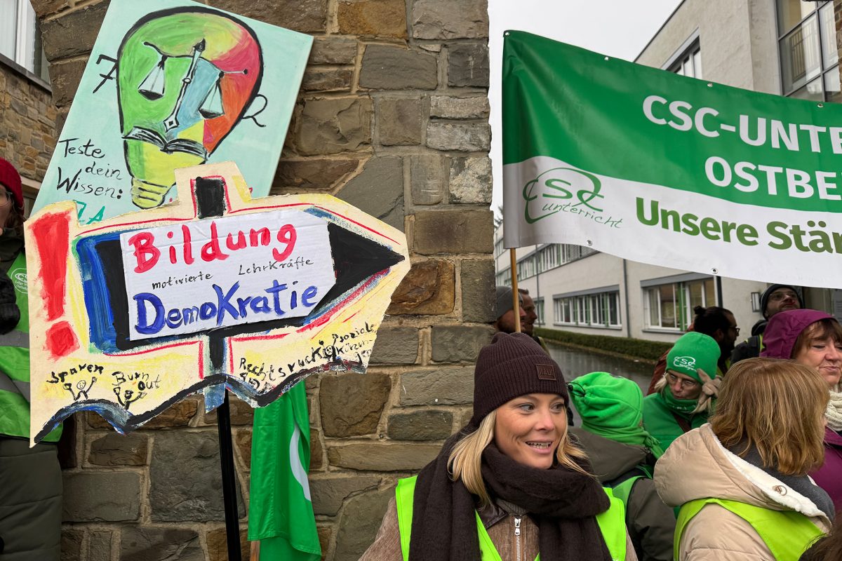 Streikende Lehrer vor dem Eingangstor des Königlichen Athenäums Eupen