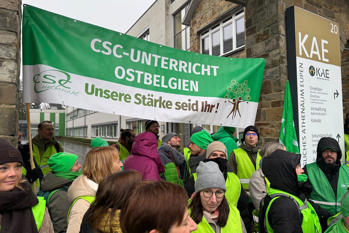 Streikende Lehrer vor dem Eingangstor des Königlichen Athenäums Eupen