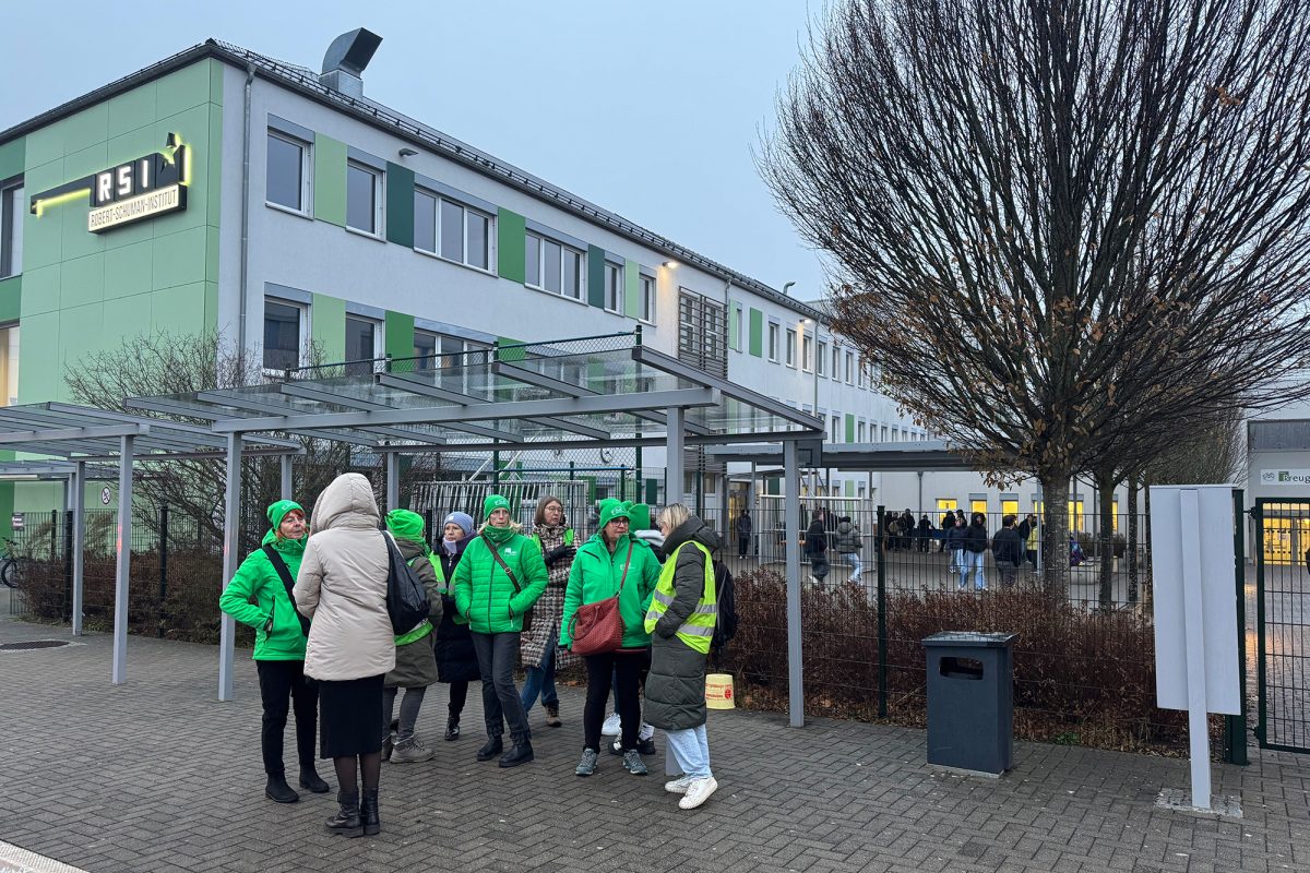 Streikende Lehrer vor dem RSI Eupen