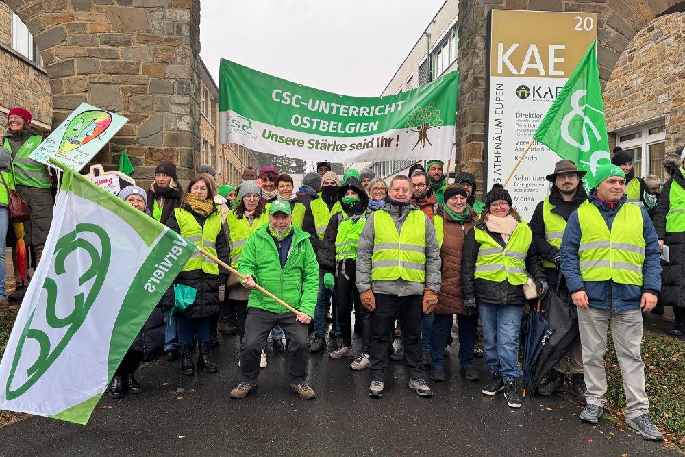 Streikende Lehrer vor dem Eingangstor des Königlichen Athenäums Eupen