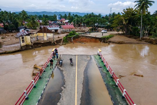 eine zerstörte Brücke an der Hauptstraße zwischen Aceh und Nord-Sumatra